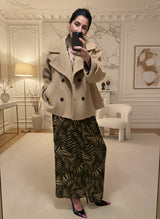 Chaquetón cruzado beige.