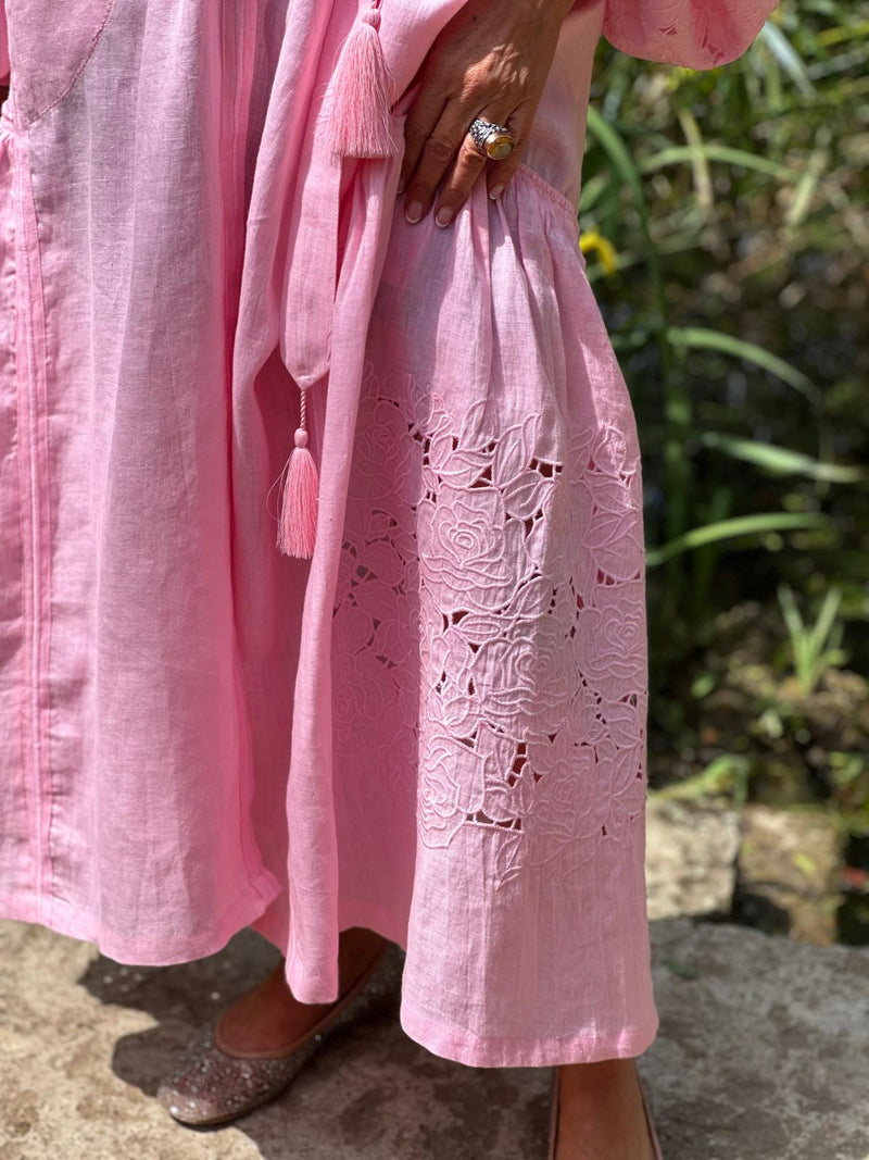Vestido rosa de lino bordado