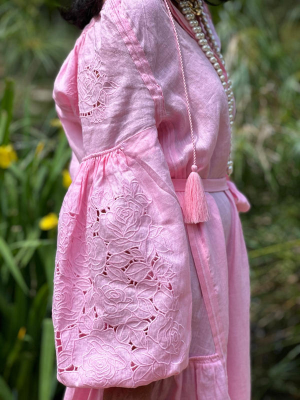 Vestido rosa de lino bordado