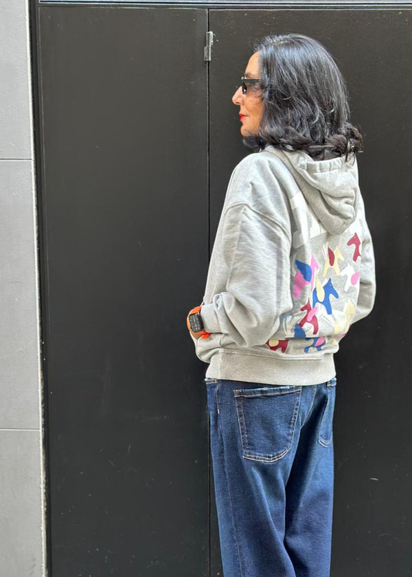 Sudadera gris con capucha