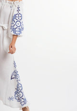 Vestido de lino blanco bordado en azul.