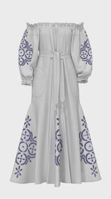 Vestido de lino blanco bordado en azul.